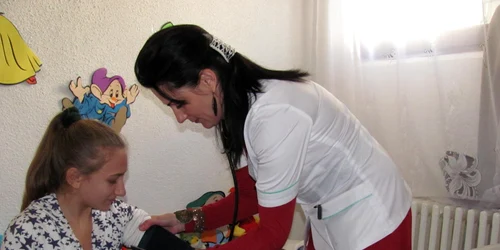 Asistenta Irina Pânzaru are grijă şi de elevii Şcolii nr. 8 Vaslui