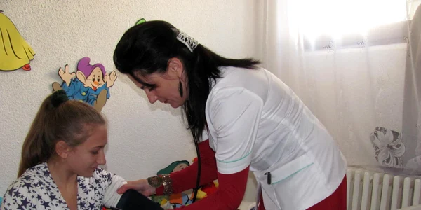 Asistenta Irina Pânzaru are grijă şi de elevii Şcolii nr. 8 Vaslui