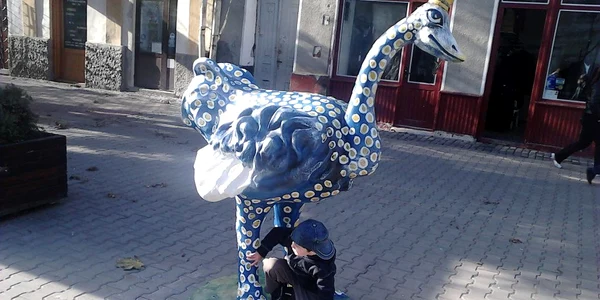 Zece struţi multicolori au fost amplasaţi pe pietonal