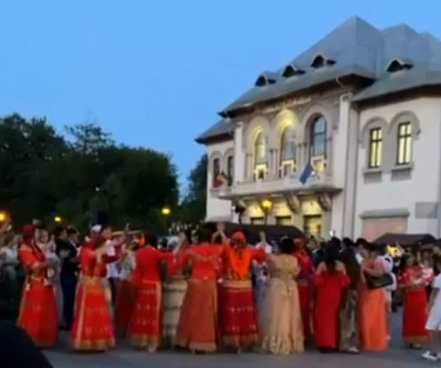 Romii au dansat hora miresei în centrul Focşaniului FOTO: capură Video