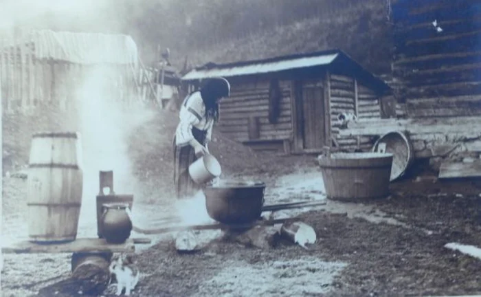 Gospodărie pe Valea Bistriţei, anii 1900 FOTO: Adolphe Chevallier/colecţia C. Horghidan