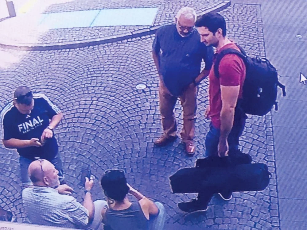 Jurnaliştii de la Sky News, surprinşi de camerele video ale hotelului în timp ce stăteau de vorbă cu intermediarul Aurelian Szanto (stânga)