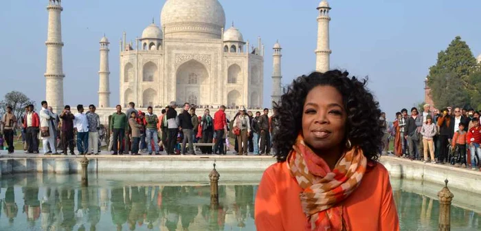 Oprah, în faţa monumentului indian Taj Mahal FOTO: Mediafax/AFP