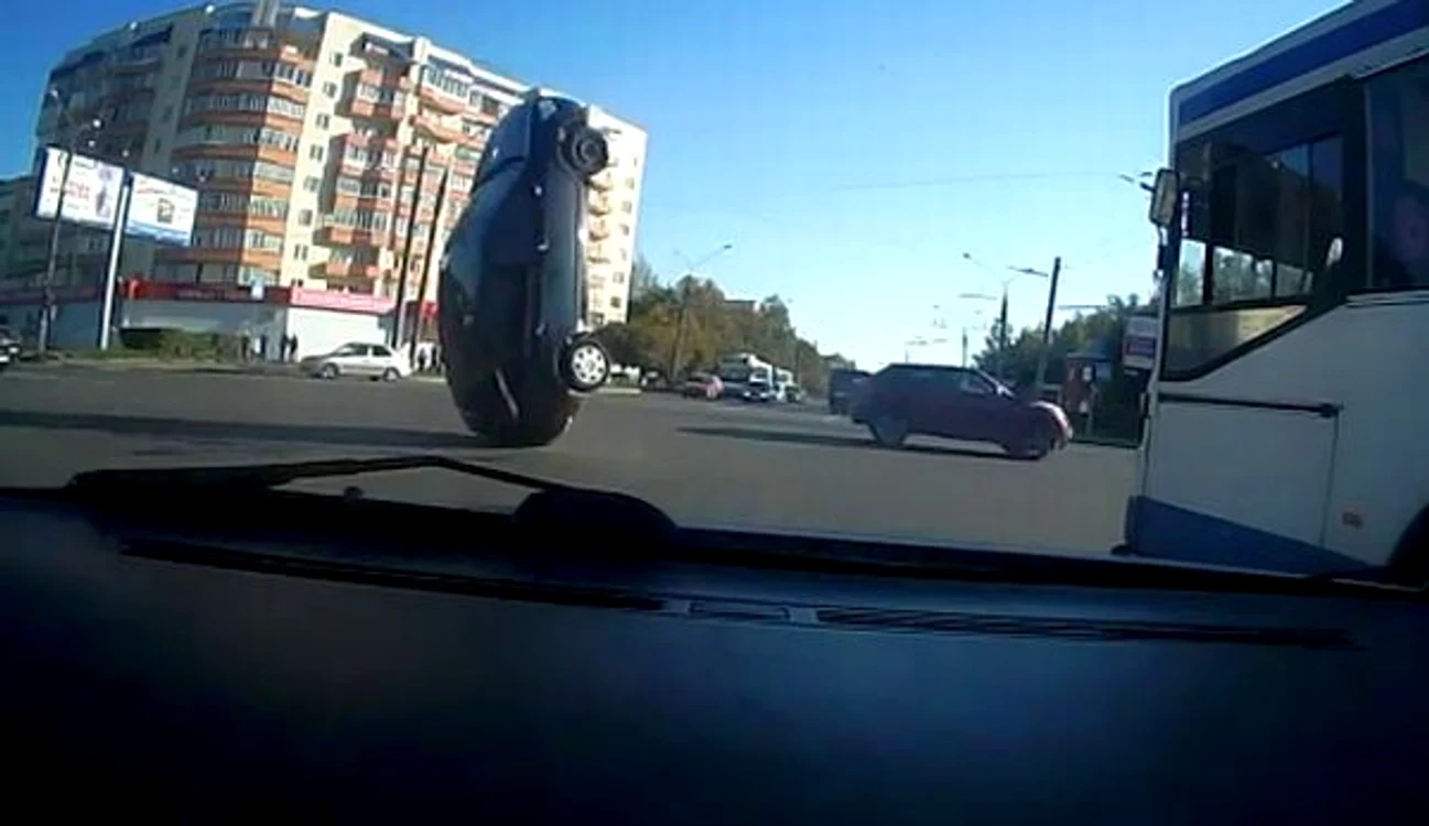 
    Maşina s-a agăţat în firele electrice pentru troleibuze.  
