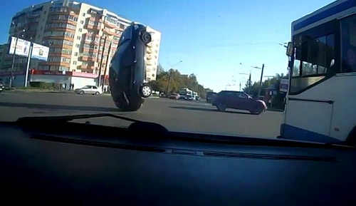 Maşina s-a agăţat în firele electrice pentru troleibuze.
