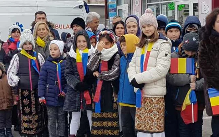 Copii cu tricolorul,  la Monumentul Eroilor de pe strada Crinului