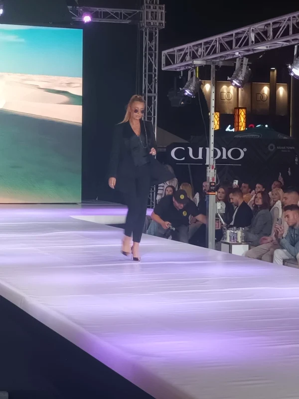 Anamaria Prodan, manechin pe scenă, la cea de-a opta ediție Timișoara Fashion Week. Sursă: Click!