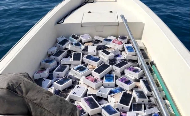 Barcă plină cu telefoane