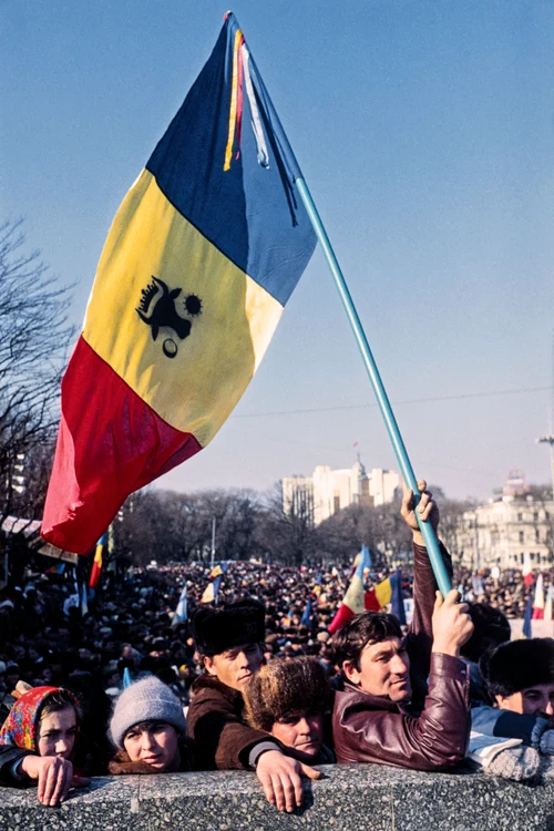 Mii de moldoveni au ieșit în stradă la Chișinău pentru a susține independența R. Moldova. FOTO: AFP