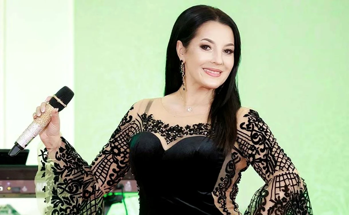 
    Angela Rusu,  una dintre cele  mai frumoase  soliste de muzică  populară, duce  dorul scenei  