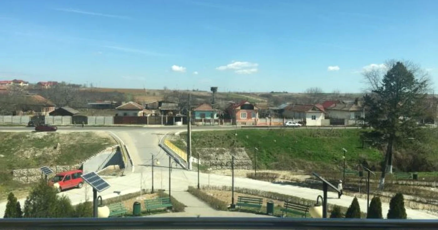 Primăria din Malu Mare cumpărat gazon cât pentru 20 de terenuri de fotbal
