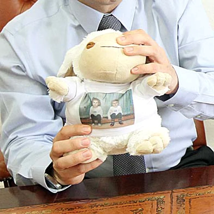 Amalia, fiica lui, i-a dat păpuşa ei preferată