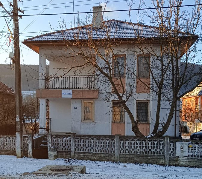Postul de Poliție cu geamuri din lemn, bătute în cuie, există. Sindicatul Europol: „Un mediu puţin superior unei grote”