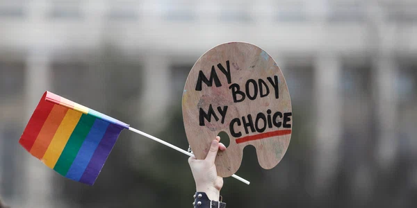 Câteva zeci de persoane protestează pentru a semnala faptul că drepturile reproductive ale femeilor din România, inclusiv accesul la întreruperile de sarcină, sunt în pericol, în Piața Victoriei din București. FOTO Inquam Photos / Octav Ganea