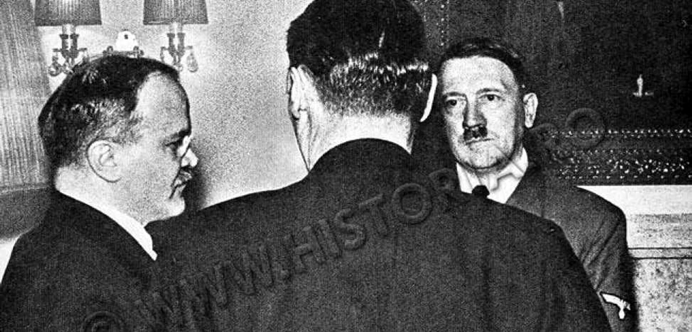 Molotov  (stânga) şi Hitler