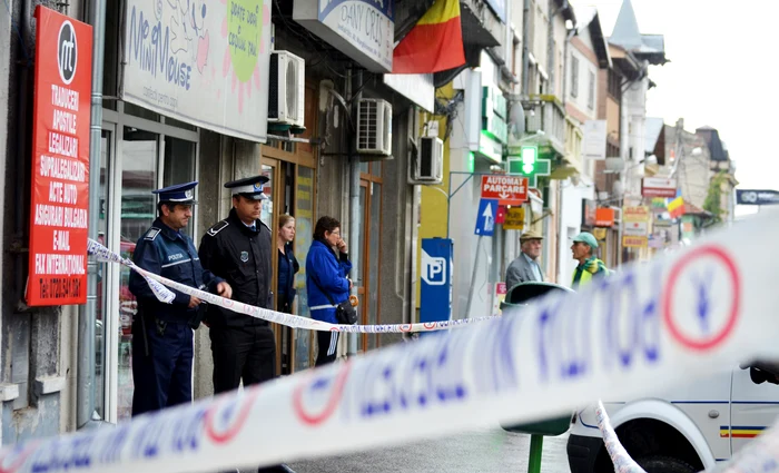 Poliţiştii din Buzău au adunat probe la casa de amanetFoto: "Adevărul"