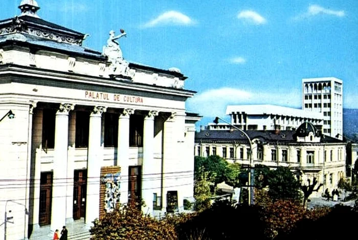 Palatul de Justiție sediu al Tribunalului Vâlcea pe vremea când era Palat de Cultură Foto de arhivă