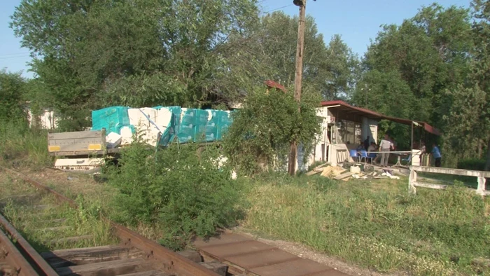 Rămas fără frâne, autocamionul a trecut peste calea ferată, oprindu-se în clădirea din apropiere                                                                                                        Foto Simona VOICU