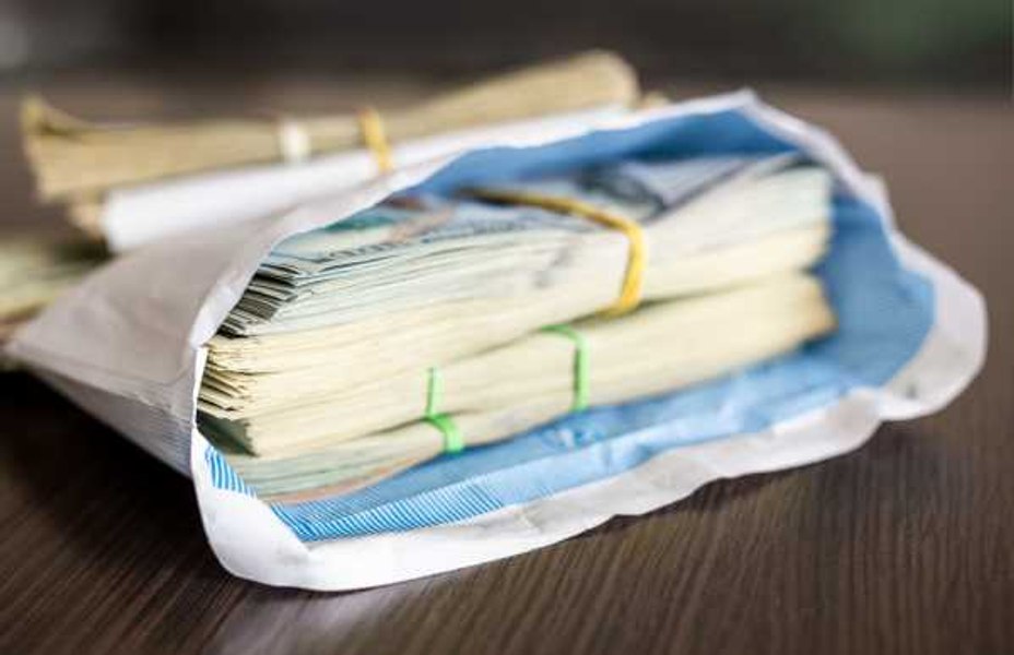 O tânără din Sibiu a ajuns după gratii pentru că a luat un plic cu bani uitat într-o farmacie 