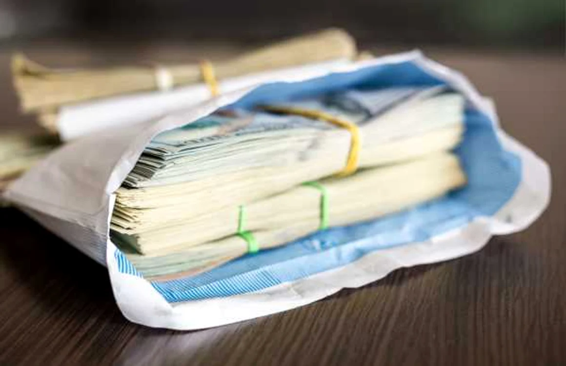 O femeie a furat un plic cu bani uitat de altcineva într-o farmacie din Făgăraș. FOTO: Shutterstock 