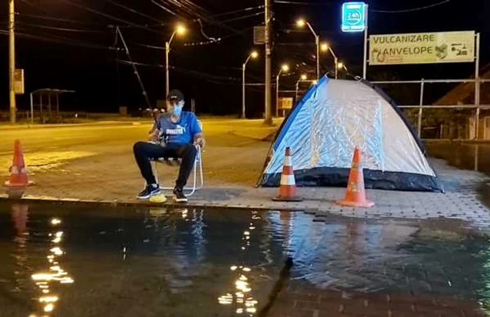 Dacâ tot a apârut balta, un pietrean a decis să-şi încerce norocul. FOTO: Stirineamt.ro