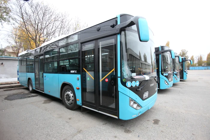 Autobuzele care vor transporta elevii care vor participa la experimentul din sectorul 3 sunt cele mai mici din dotarea STB