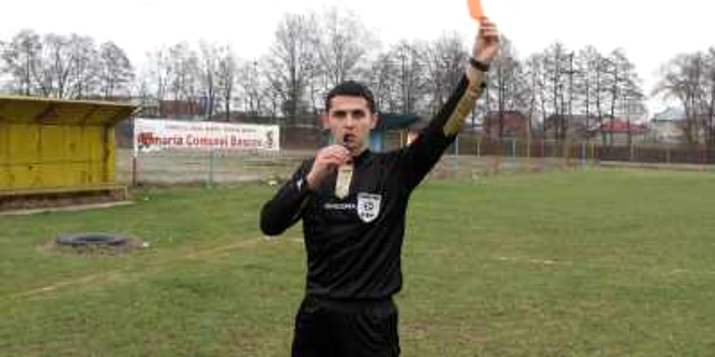 Iulian Călin a fost pălmuit de unul dintre fotbaliştii căruia i-a dat catronaşul roşu 