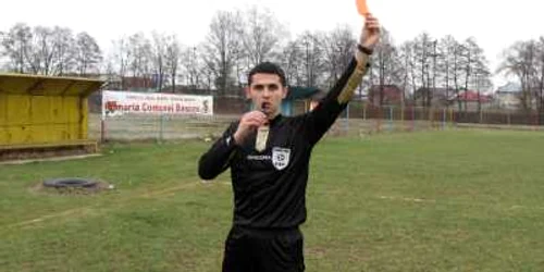 Iulian Călin a fost pălmuit de unul dintre fotbaliştii căruia i-a dat catronaşul roşu 
