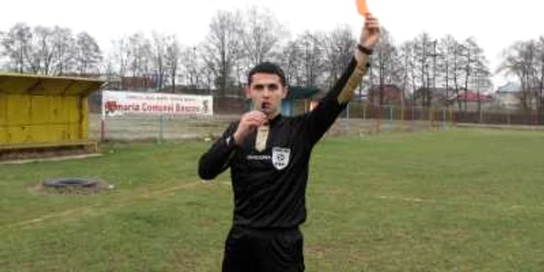 Iulian Călin a fost pălmuit de unul dintre fotbaliştii căruia i-a dat catronaşul roşu 
