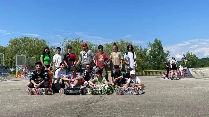 Narcis învață aproximativ 30 de tineri să practice skateboardingul Foto: facebook/skatezec