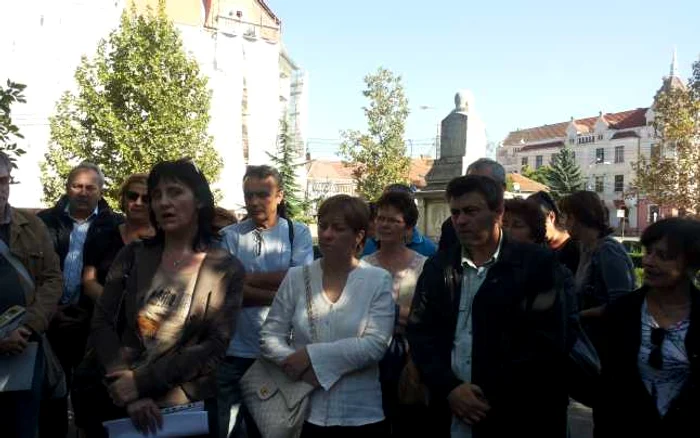 Angajatii Directiei Vamale au protestat in fata Prefecturii
