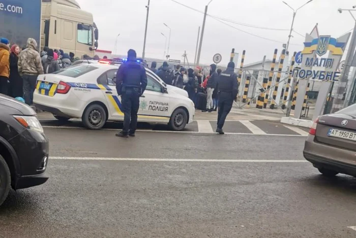 Sute de oameni așteaptă să intre din Ucraina în România la Vama Siret. Foto: monitorulbt.ro