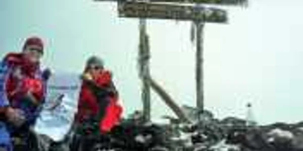 Nicolae Scurtu, alături Crina Coco Popescu, pe vârful Uhuru, în Expediţia „Kilimanjaro 2009“ 