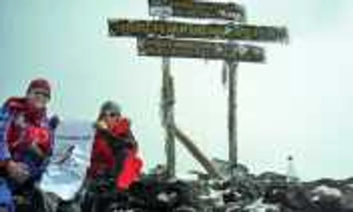 Nicolae Scurtu, alături Crina Coco Popescu, pe vârful Uhuru, în Expediţia „Kilimanjaro 2009“