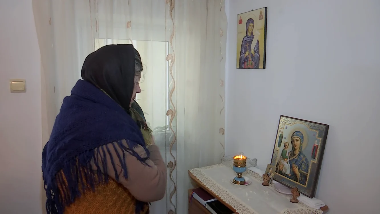Credincioșii vin în număr mare la icoanele familiei Zaharia. FOTO Iulian Bunilă