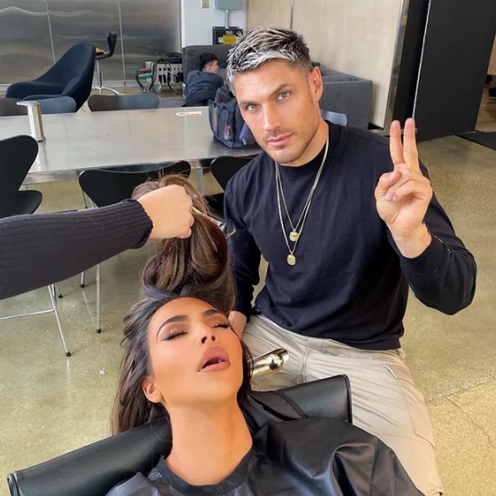 Fotografia virală! Kim Kardashian a adormit la salon