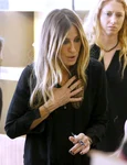 Exclusif   Sarah Jessica Parker conseille les clients de sa collection SJP dans un magasin Bloomingdales à New York jpeg