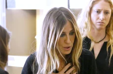 Exclusif   Sarah Jessica Parker conseille les clients de sa collection SJP dans un magasin Bloomingdales à New York jpeg