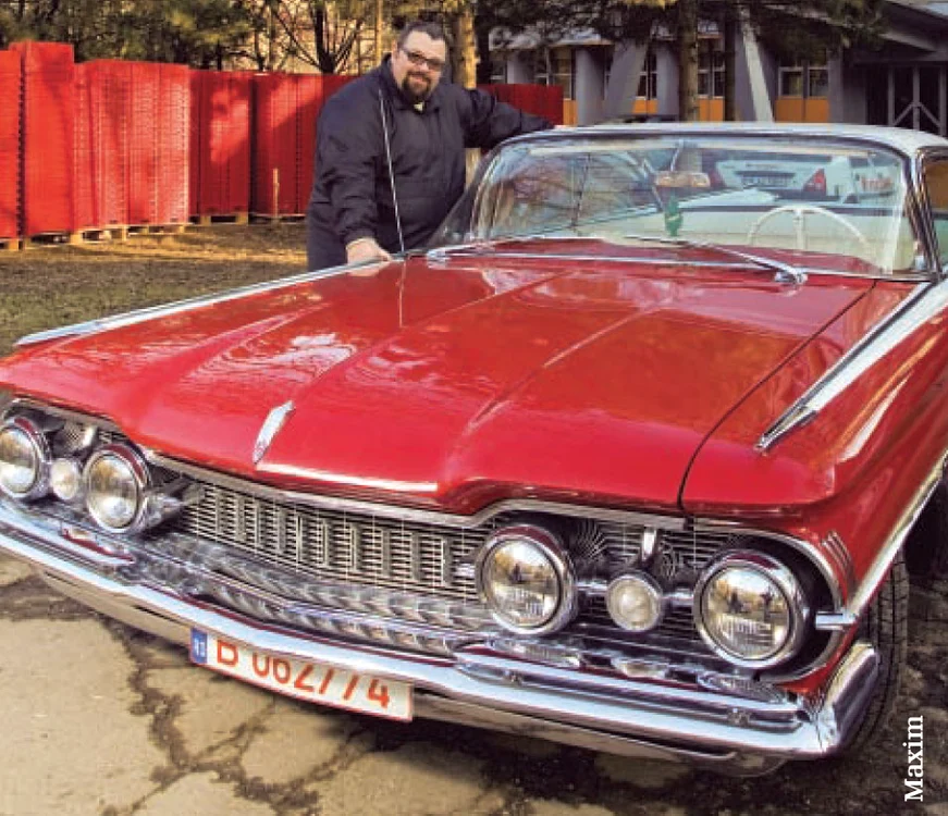 
    Piedone și-a prezentat colecția de mașini de epocă la un târg de nunți. Aici, alături de Oldsmobile-ul din 1959  