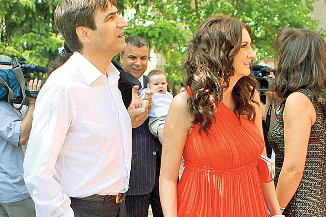 Mihai şi Claudia se cunosc  de foarte mulţi ani, din  Craiova, oraşul lor natal