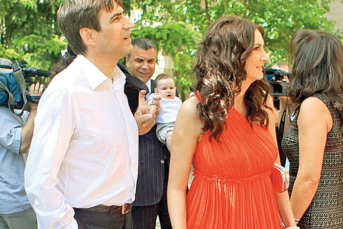 Mihai şi Claudia se cunosc de foarte mulţi ani, din Craiova, oraşul lor natal