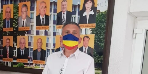 Tricolorul folosit pe post de mască de protecţie de secretarul Camerei Deputaţilor Cristian Buican într-o întâlnire oficială Foto voceavalcii ro