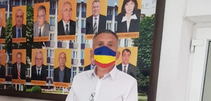 Tricolorul folosit pe post de mască de protecţie de secretarul Camerei Deputaţilor Cristian Buican într-o întâlnire oficială Foto voceavalcii ro