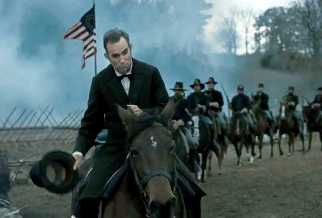 
    Daniel Day-Lewis, în rolul lui Abraham Lincoln în filmul omonim.  