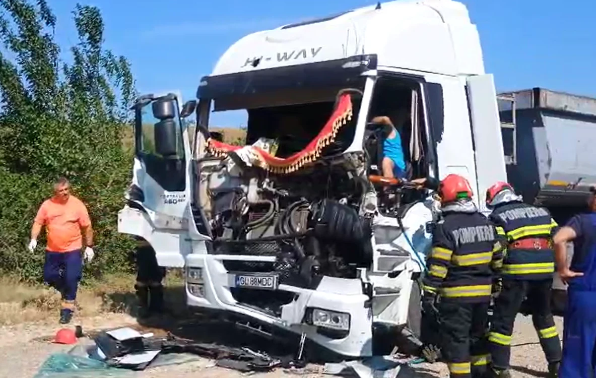 Două tiruri s-au ciocnit violent în județul Galați FOTO: ISU Galati