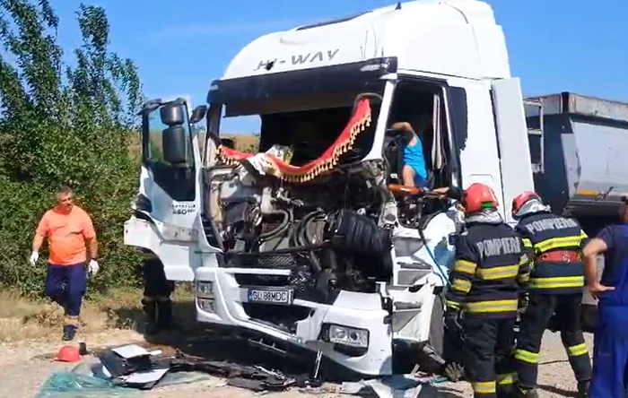Două tiruri s-au ciocnit violent în județul Galați FOTO: ISU Galati