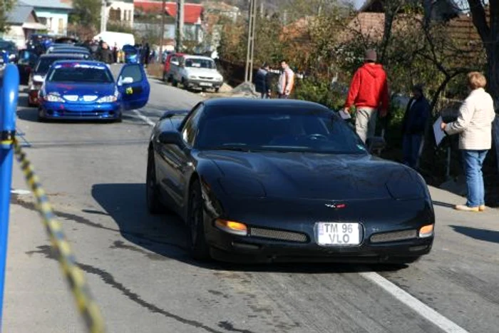 Un automobil Corvette, aşteptând să îşi ia locul la start