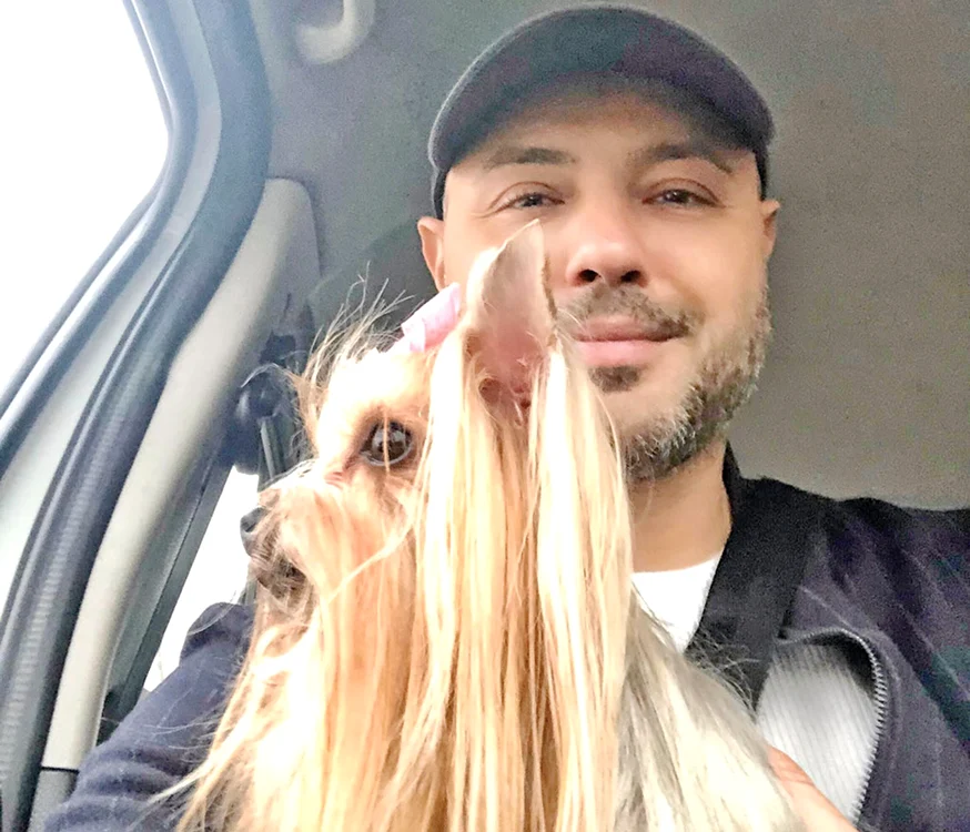 
    Mihai Mitoşeru îşi  plimbă căţeluşa, pe  Misha, cu maşina   