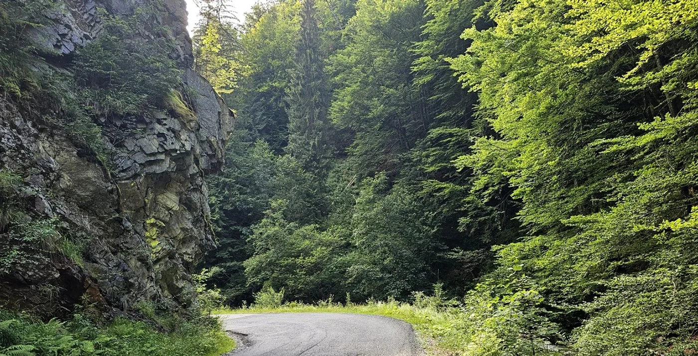 Şoseaua străbate munţii. FOTO: Adevărul