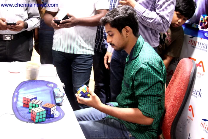 Bhargav Narasimhan a stabilit un nou record Guinness, rezolvând simultan cinci cuburi Rubik. FOTO